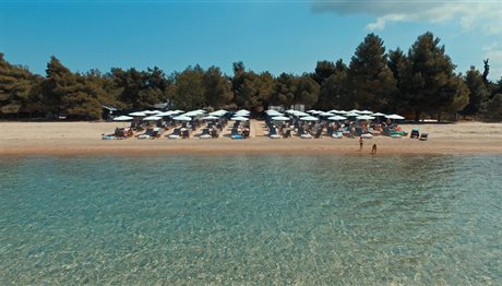 Τέλος στη μάχη της… ξαπλώστρας σε beach bar στη Χαλκιδική!