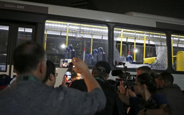 Στόχος επίθεσης λεωφορείο που μετέφερε δημοσιογράφους στο Ρίο