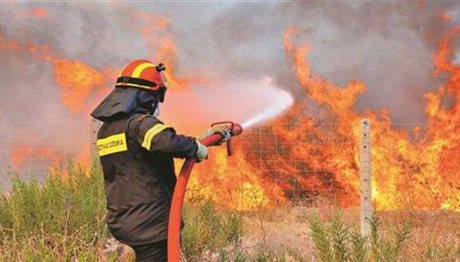 Φωτιά σε εγκαταλελειμμένα βαγόνια στη Θεσσαλονίκη