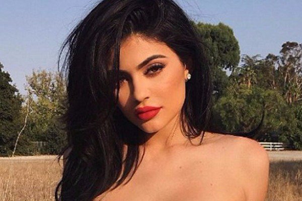 Η Kylie Jenner προκαλεί αντιδράσεις με τις φωτογραφίες του μπούστου της (φωτό)