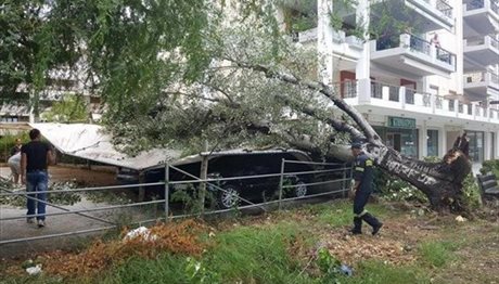 Σοβαρά προβλήματα από ισχυρούς ανέμους στην Πάτρα και τη Δυτική Ελλάδα