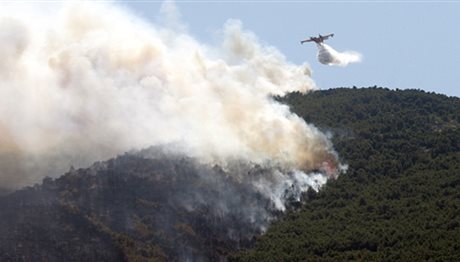 Υπό μερικό έλεγχο η φωτιά στο Άγιο Όρος