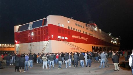 Στον Πειραιά πλοίο με προϊόντα από την Κρήτη, παρά την απεργία της ΠΝΟ