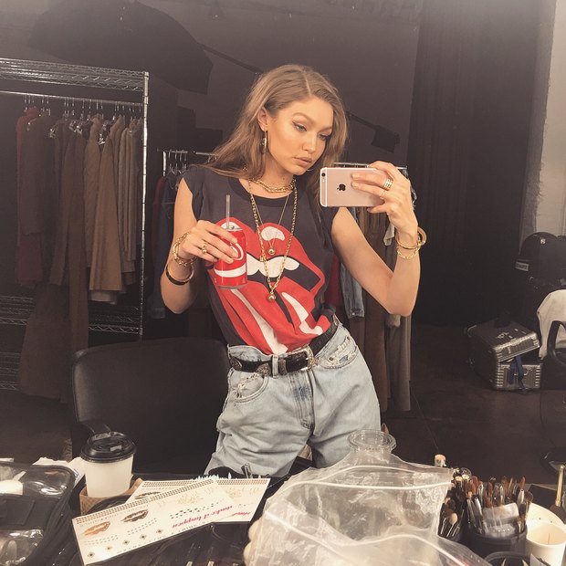 H Gigi Hadid μόλις φόρεσε το χρώμα που βλέπουμε συνέχεια στα μαγαζιά αυτή την στιγμή