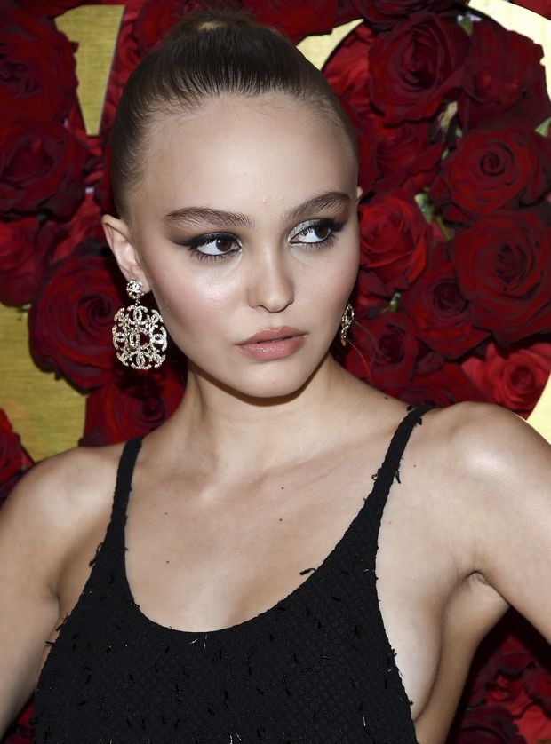 H Lily Rose Depp σου δείχνει πώς πρέπει να είναι το glam party outfit