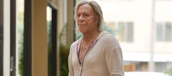 Mickey Rourke: Αγνώριστος από τις πλαστικές και με εκκεντρικό look στους δρόμους του Λος Άντζελες (φωτό)