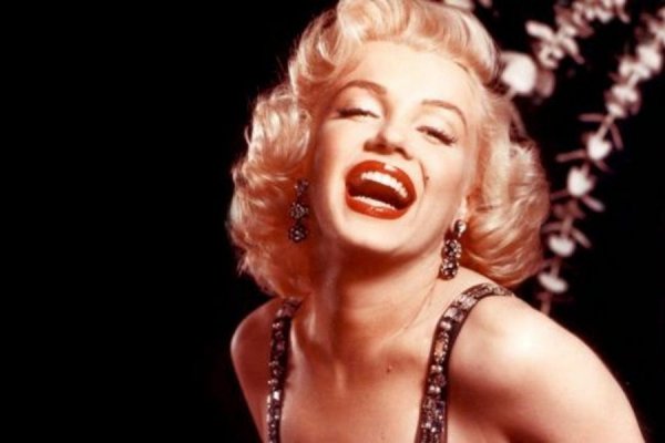 Η θρυλική (κaυτή) φωτογράφιση της Marilyn Monroe φορώντας ένα σακί πατάτες ως φόρεμα (φωτό)