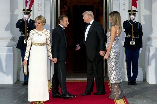 Οι 3 εμφανίσεις της Melania Trump στη συνάντηση με το ζεύγος Macron είναι βγαλμένες από σελίδες περιοδικού