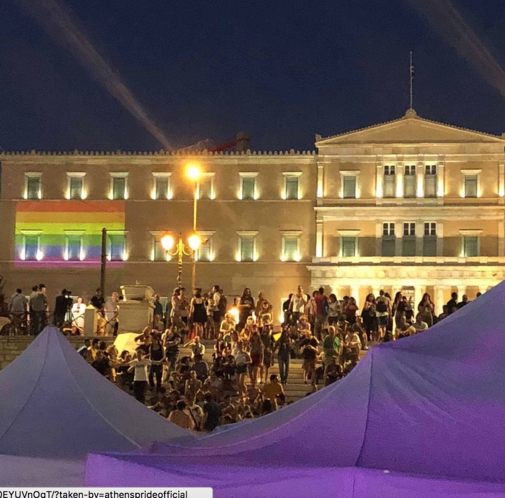 Η Βουλή στα χρώματα του Athens Pride στην άκρη