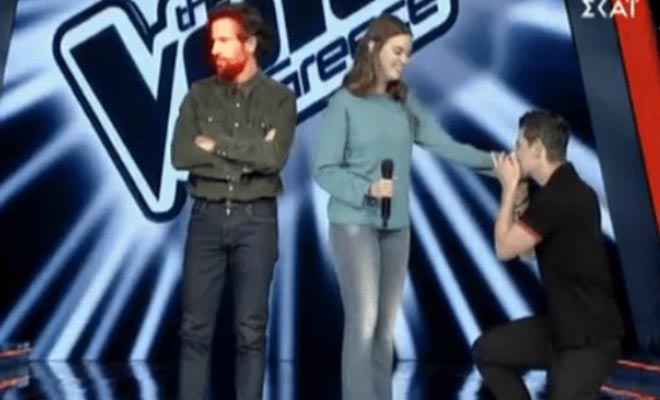 The Voice: Η παίκτρια που έκανε τους κριτές να σφάζονται στα πόδια της! [Βίντεο]