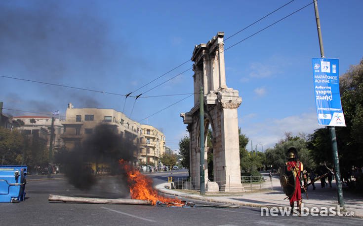 Ο άνδρας με την αρχαιοελληνική στολή την ώρα των επεισοδίων στο Σύνταγμα