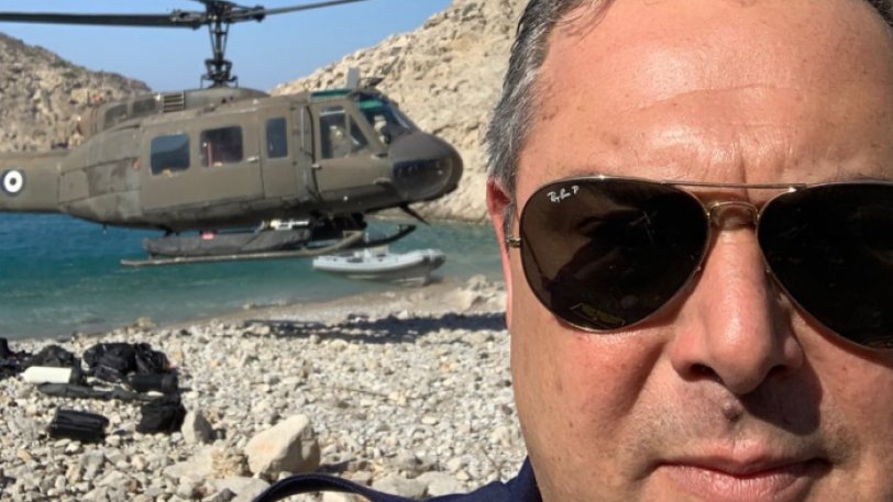 Viral η selfie του Πάνου Καμμένου με γυαλί και φόντο ελικόπτερο να… αιωρείται (εικόνα)