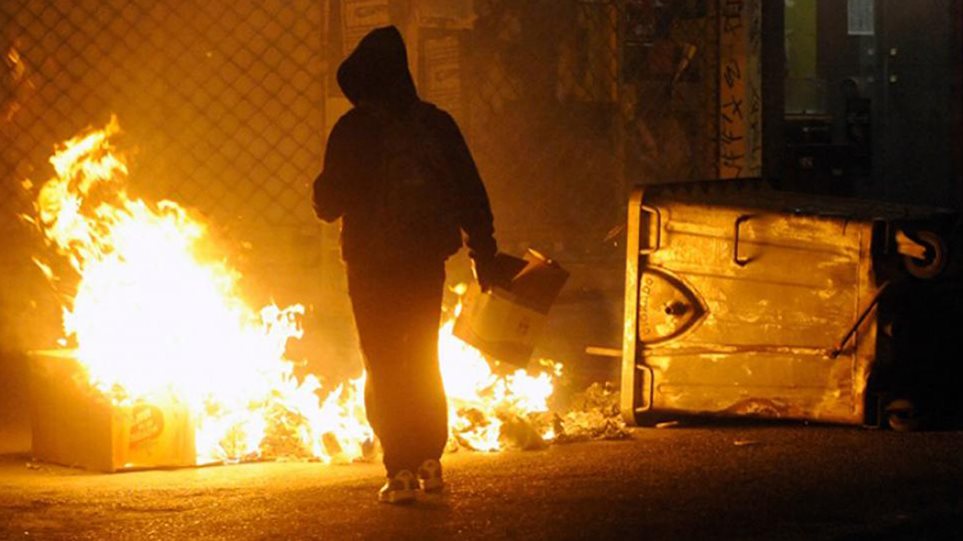 Έριξαν μολότοφ έξω από τα γραφεία του ΚΙΝΑΛ