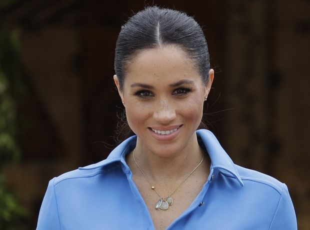 Ο cool τρόπος που φοράει η Meghan Markle το πουκάμισο και πώς να τον αντιγράψεις