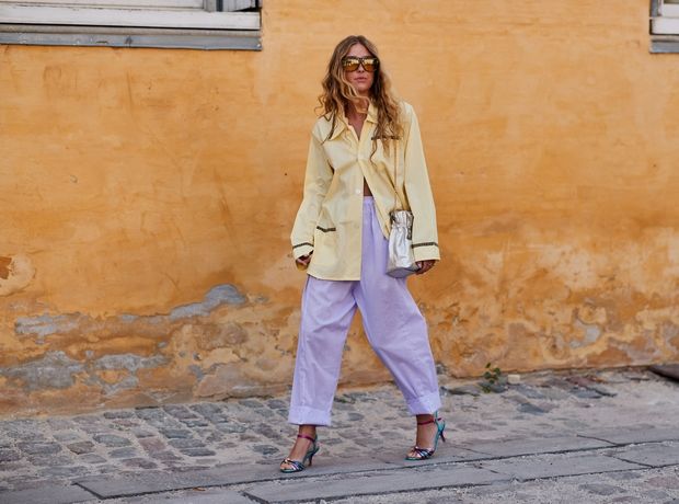 5 street style σύνολα που άνετα θα φορούσε η Carrie Bradshaw σήμερα, για να αντλήσεις έμπνευση