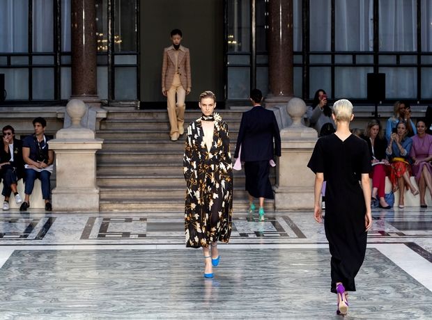 Το show της Victoria Beckham είχε χρώμα, ογκώδεις σιλουέτες και τη ’70s μόδα στα καλύτερα της