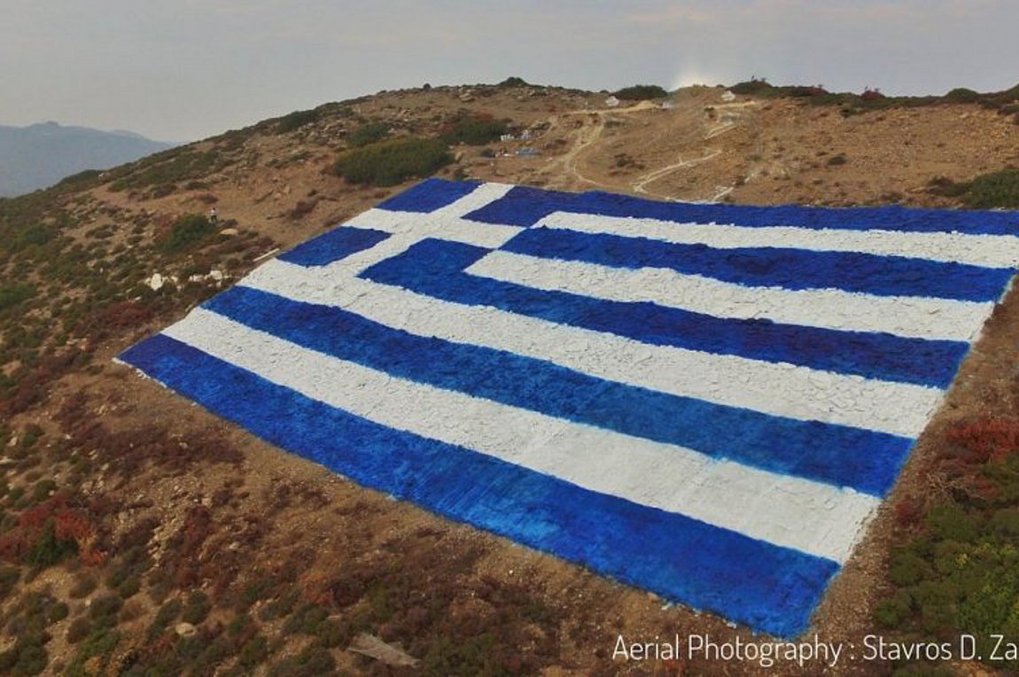 Οινούσσες: Κάτοικοι απαντούν στις τουρκικές προκλήσεις με μια πελώρια ελληνική σημαία (εικόνες)