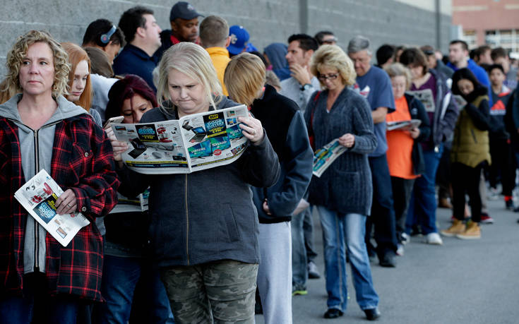 Black Friday 2019: Ζευγάρι πληρώνεται για να… περιμένει στην ουρά