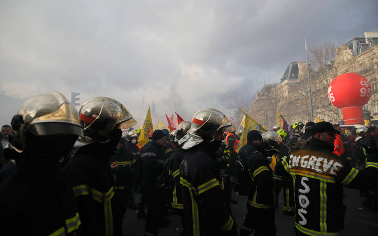 Πυροσβέστες συγκρούστηκαν με αστυνομικούς στο Παρίσι – Δακρυγόνα κατά των διαδηλωτών