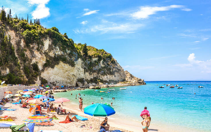 Πέτσας: Θα δούμε για μουσική και αλκοόλ στα beach bar – Δεν σχολιάζουμε τη Θεία Κοινωνία