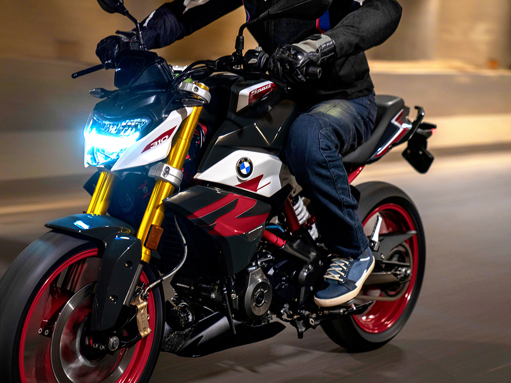 BMW G 310 R: Άνεμος ανανέωσης για τη Δυναμική Roadster!