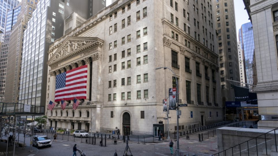 Wall Street: Ο πόλεμος «μικρών» και «μεγάλων» επενδυτών έφερε την  «μαύρη» Παρασκευή