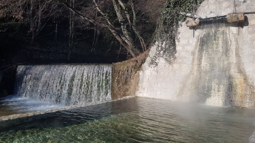 Το Ντουμπάι… πάει Πόζαρ: Επιχειρηματίες από τα Εμιράτα «ψηφίζουν» τους φυσικούς καταρράκτες των λουτρών για διακοπές