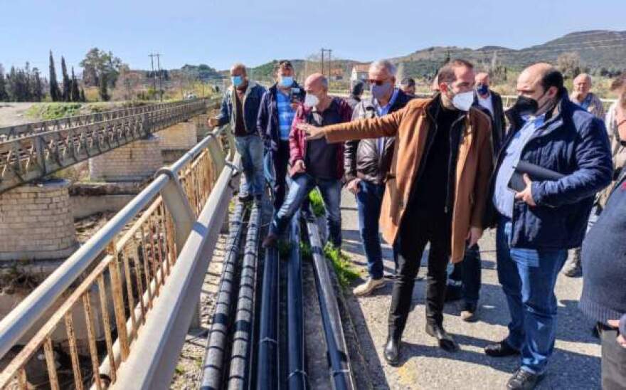 Γέφυρα Ευήνου:  Δεν πέφτει η παλιά σιδηροδρομική μετά τις κινητοποιήσεις