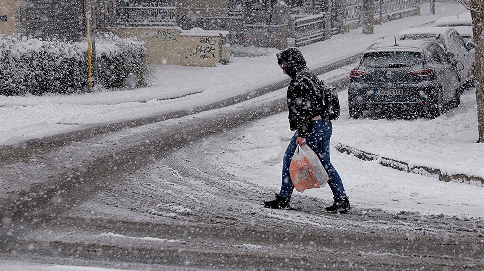 Καιρός Σαββατοκύριακο: Αραιές χιονοπτώσεις σημειώθηκαν στα βόρεια της Αττικής – Πολικές θερμοκρασίες και την Κυριακή