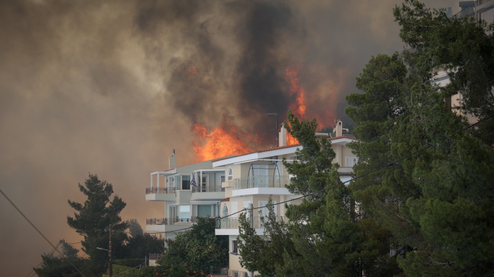 Φωτιά στη Βούλα: Δεν υπάρχει ένδειξη ότι ξεκίνησε από υποσταθμό, λέει ο ΔΕΔΔΗΕ