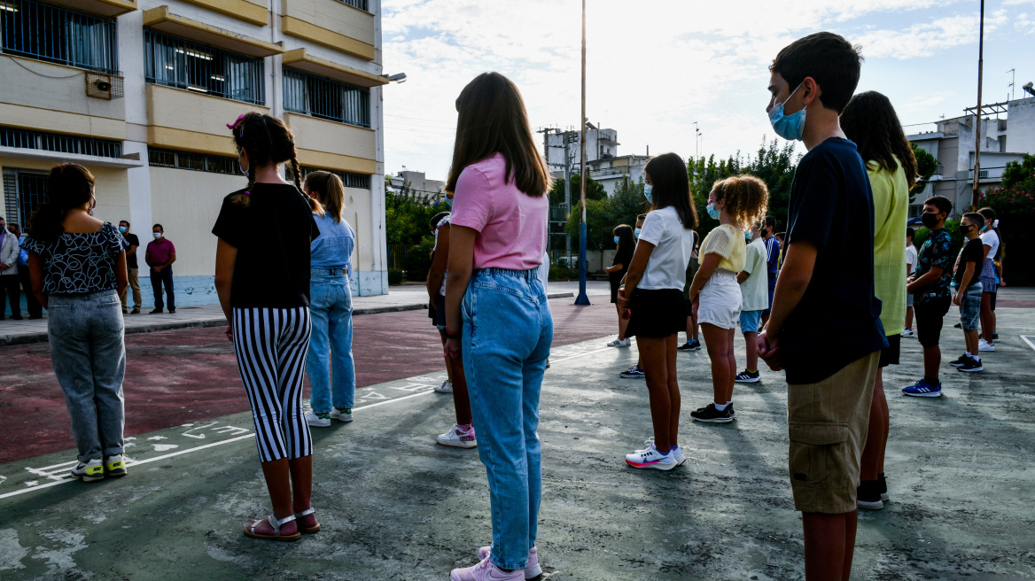 Δημόσια σχολεία: Εισάγονται μέντορες, ενδοσχολικοί συντονιστές και εκπαιδευτικοί όμιλοι – Όλες οι αλλαγές