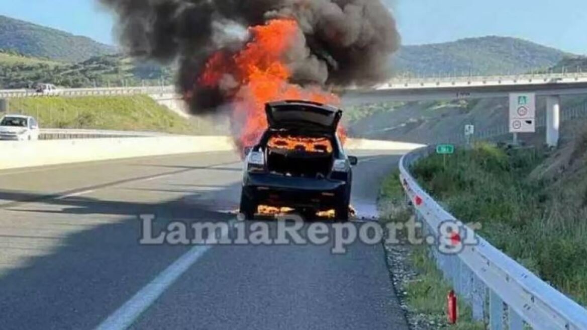 Φωτιά σε αυτοκίνητο με τρεις δημάρχους της Φθιώτιδας