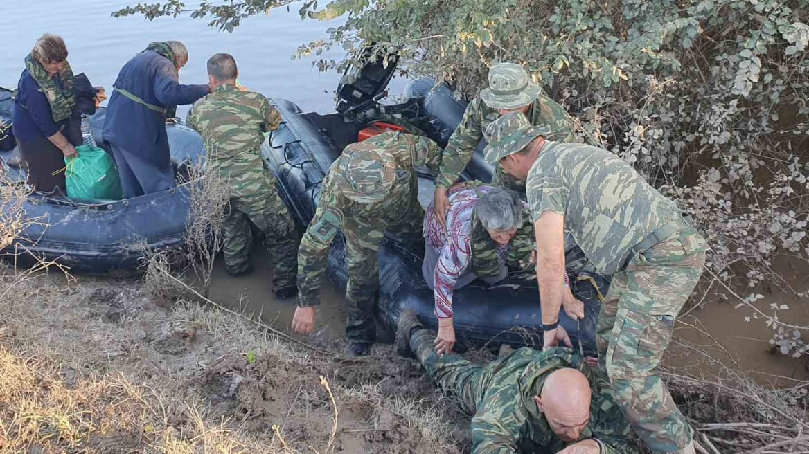 Ποιος ειναι ο πεζοναύτης που ξάπλωσε στις λάσπες για να περάσουν πάνω του ηλικιωμένοι πλημμυροπαθείς