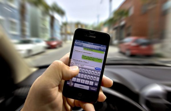 Πόσο είναι το πρόστιμο όταν οδηγείτε και στέλνετε μηνύματα από το κινητό σας