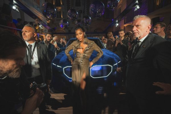 Η θεαματική είσοδος στις Κάννες της Naomi Campbell και της BMW XM Mystique Allure 